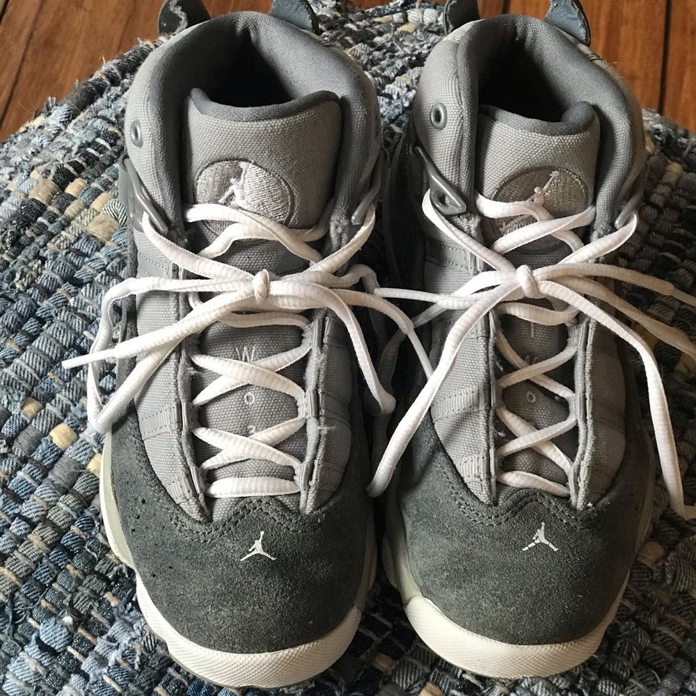 Boys’ SZ 1 YTH gray Jordan’s